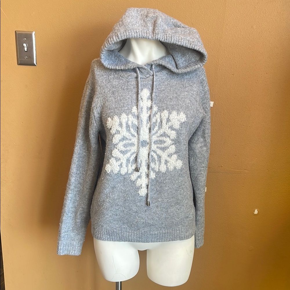 Cupcakes & Cashmere Grey Snowflake Hooded Pullover Sweater
Size Small